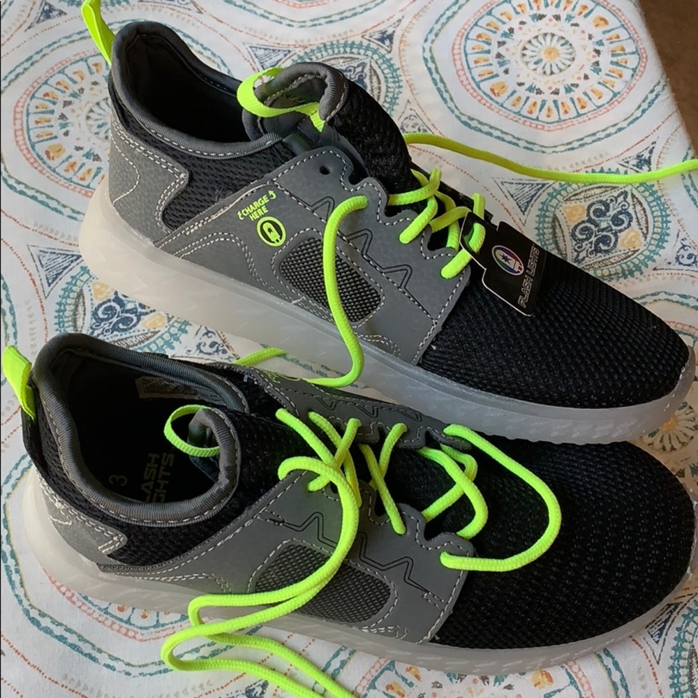 new boys size 3 light up shoes with charge cord
